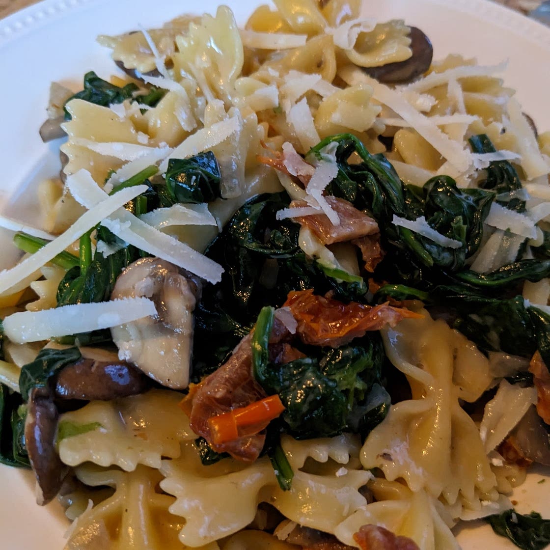 Garlic Parmesan Pasta with Spinach and Mushrooms