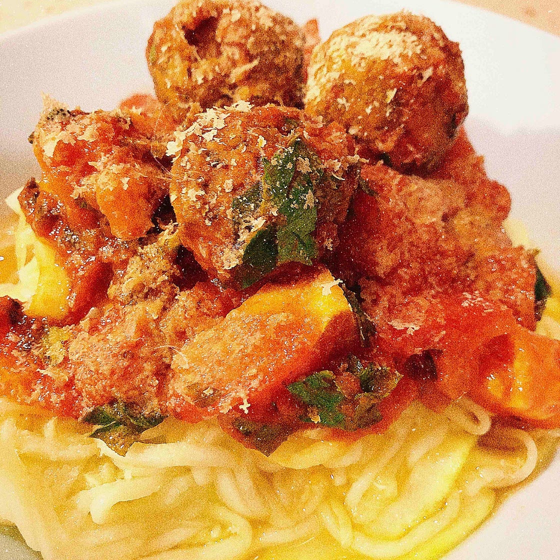 Zucchini noodles with vegan 'meat'balls