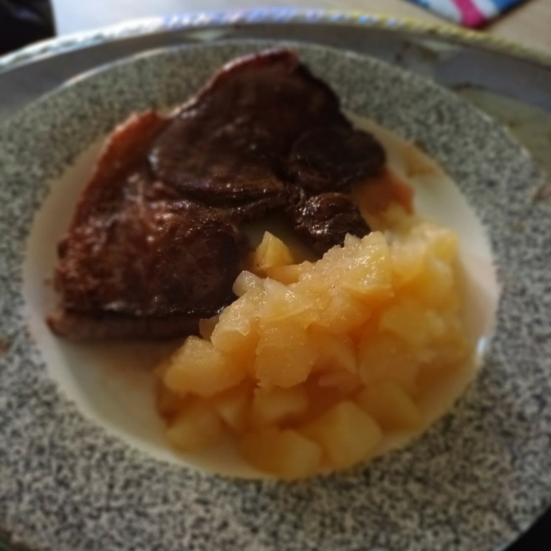 Filete asado al puré de manzanas