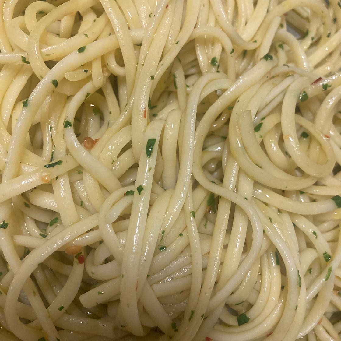 Aglio e olio (pasta with garlic and oil sauce) 🤤