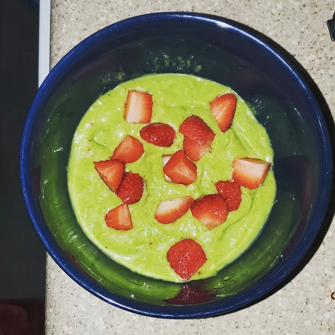 Green rainbow smoothie bowl