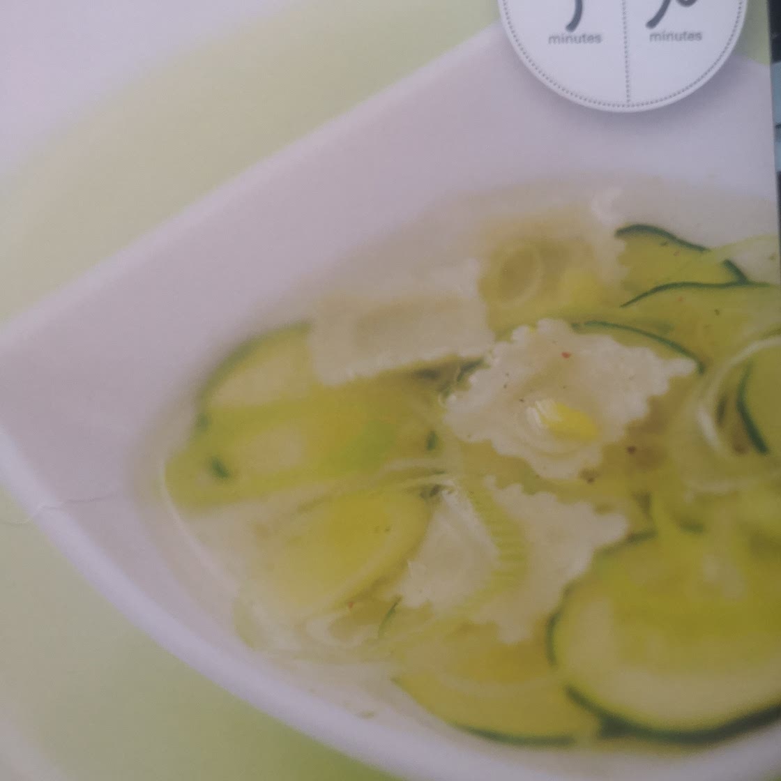 Bouillon de courgettes et poireaux aux ravioles de romans