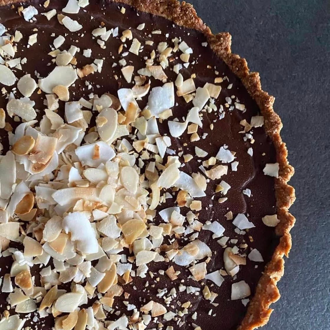 Ciasto Wielkanocne - tarta na spodzie migdałowo-kokosowym z kreo
