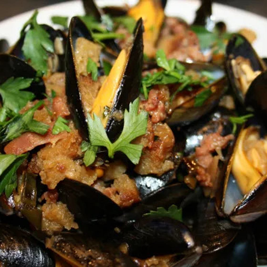 Moules vin rouge et jambon de Bayonne