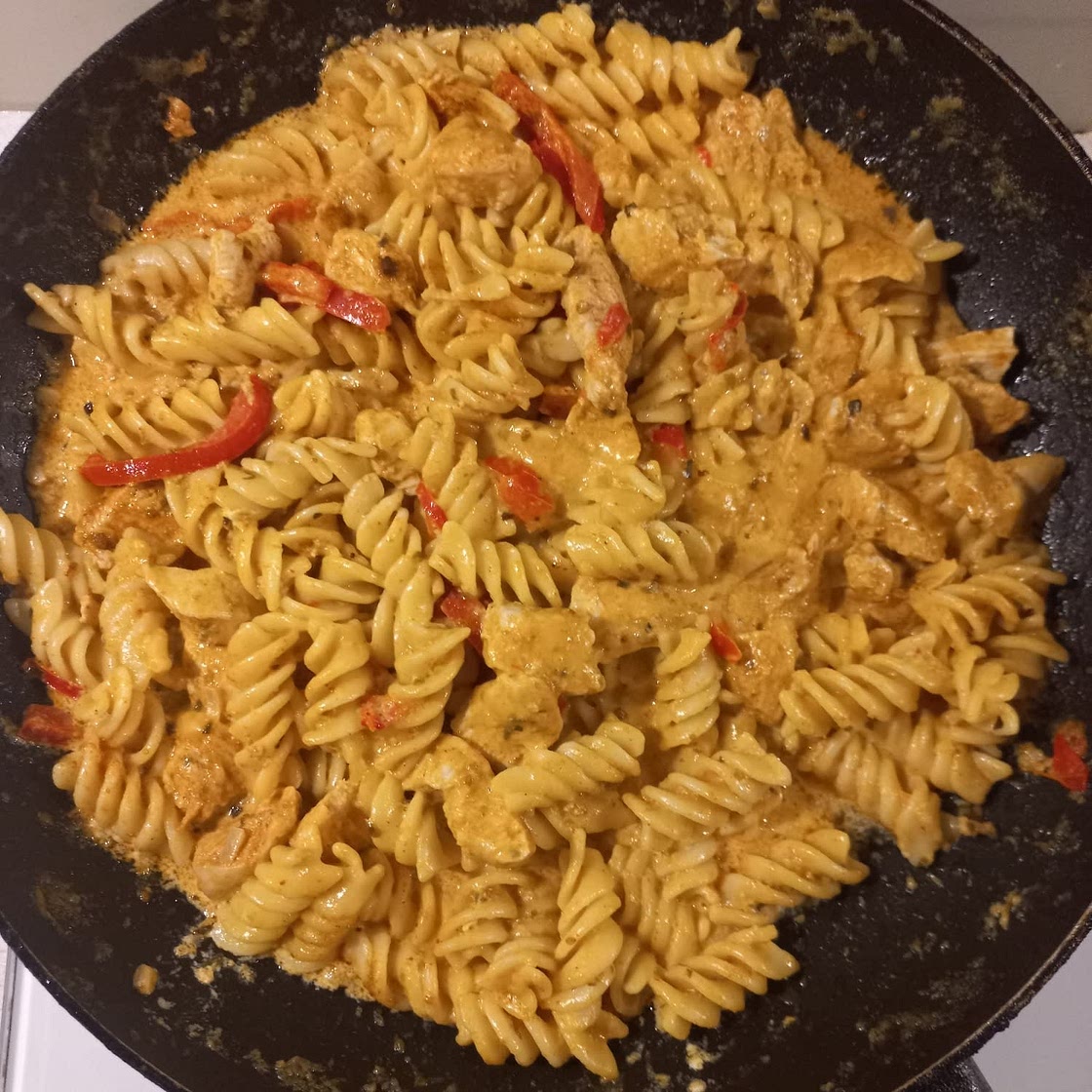 Creamy Mozzarella & Chicken Pasta (with 🫑)