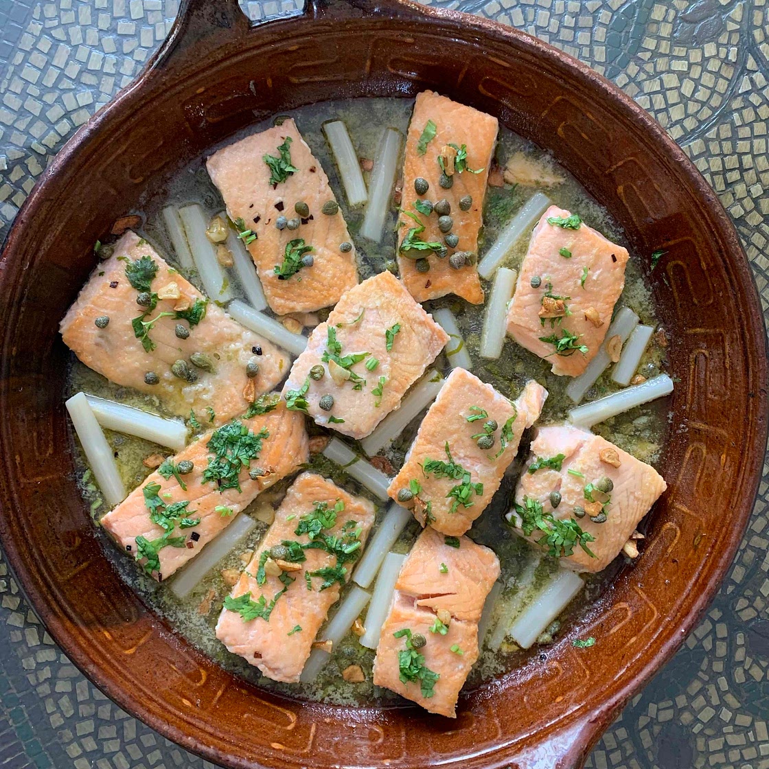 Salmón en salsa verde con alcaparras 