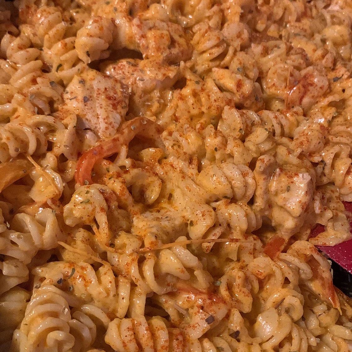 Creamy Mozzarella & Chicken Pasta (with 🫑)