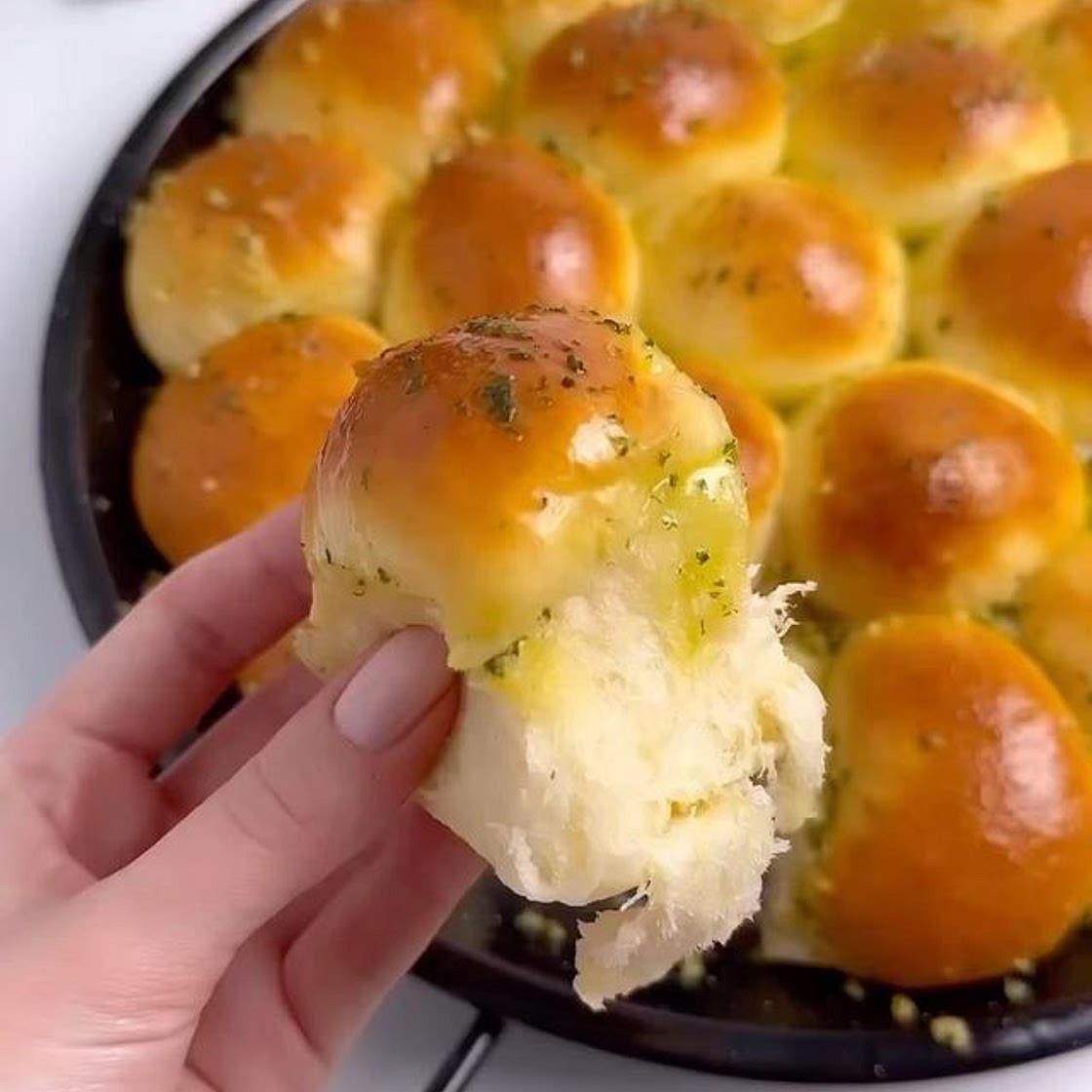 Cheesy Garlic Bread Bites!! 😍🧀🧄 ⁣⁣⁣Recipe below!! 🙏🏾❤️ EAT OR PASS