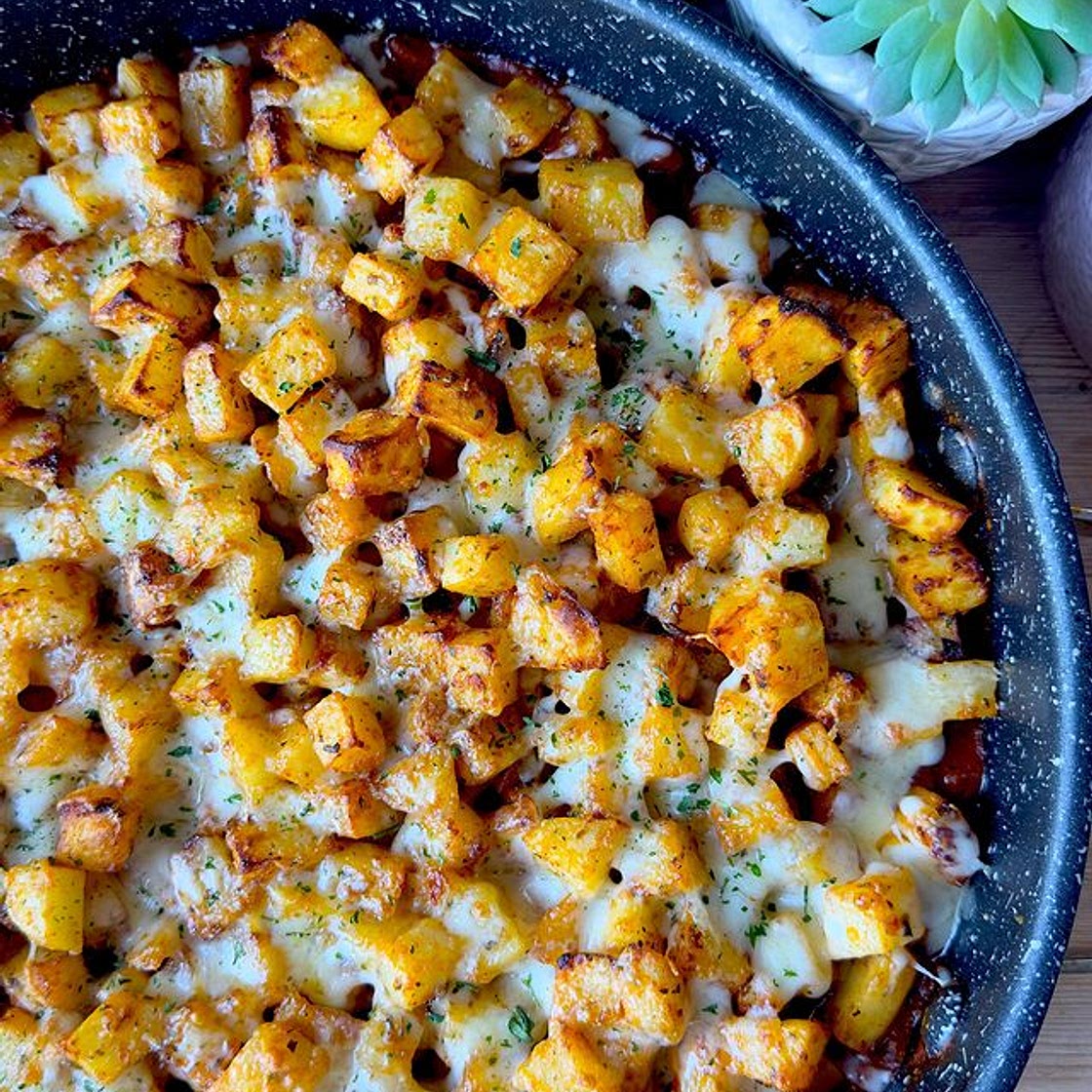 Cheesy bolognese and red pesto potato bake. . ⬇️ Recipe below ⬇️ .