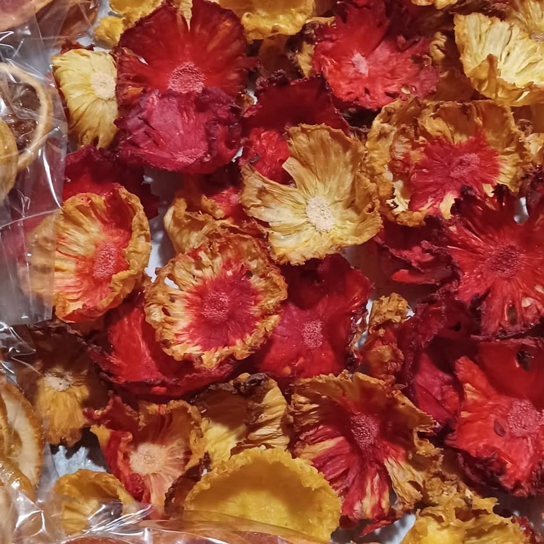Dried pineapple slices