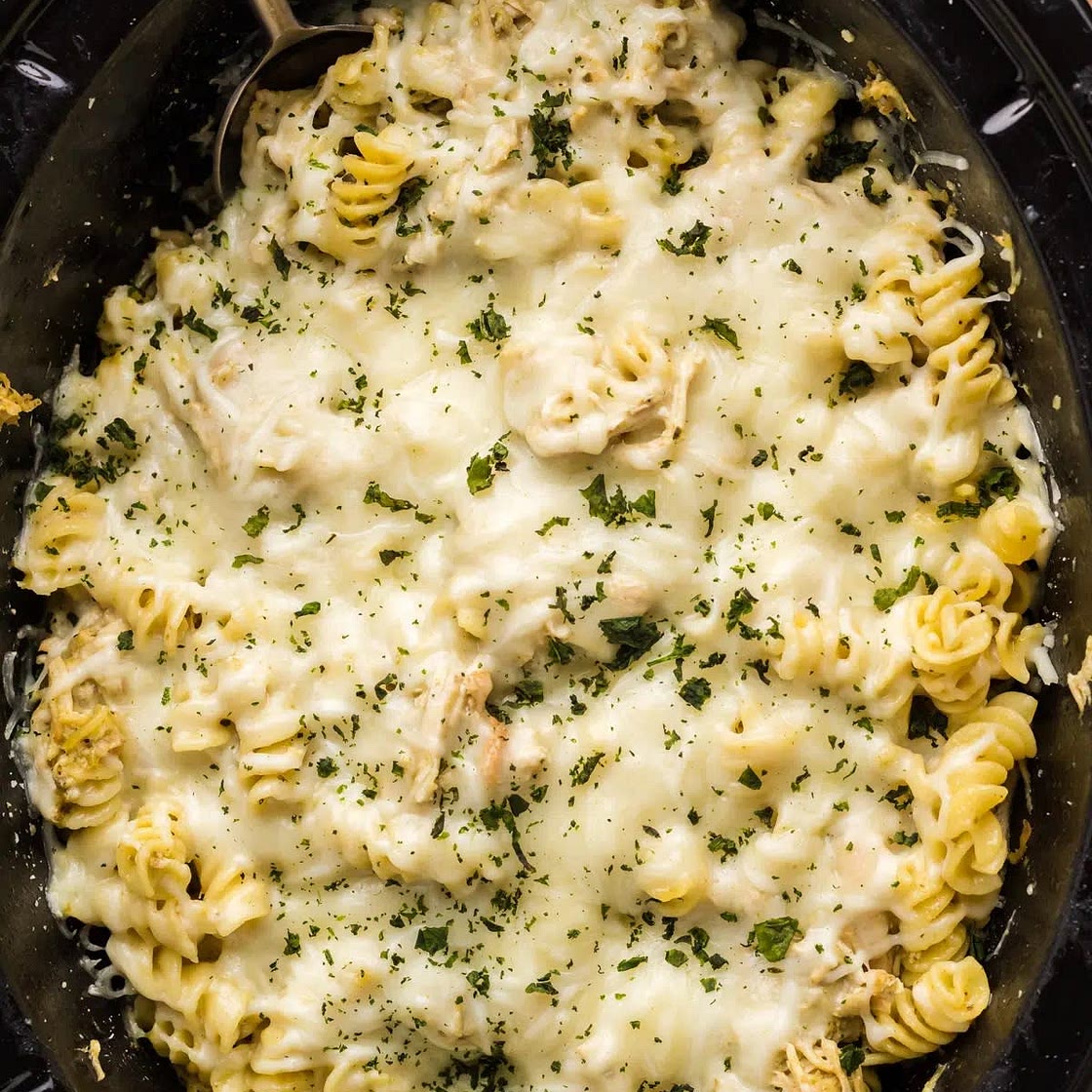 Crockpot Pesto Mozzarella Chicken Pasta