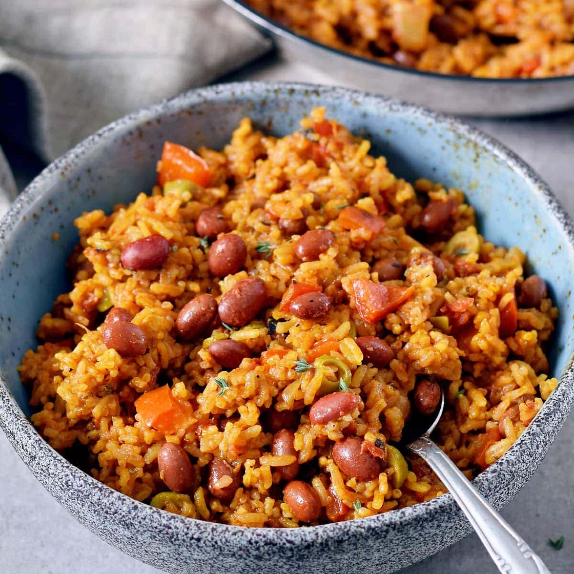 Proteinreiche Hähnchen-Reispfanne mit Vollkornreis und Kidneybohnen