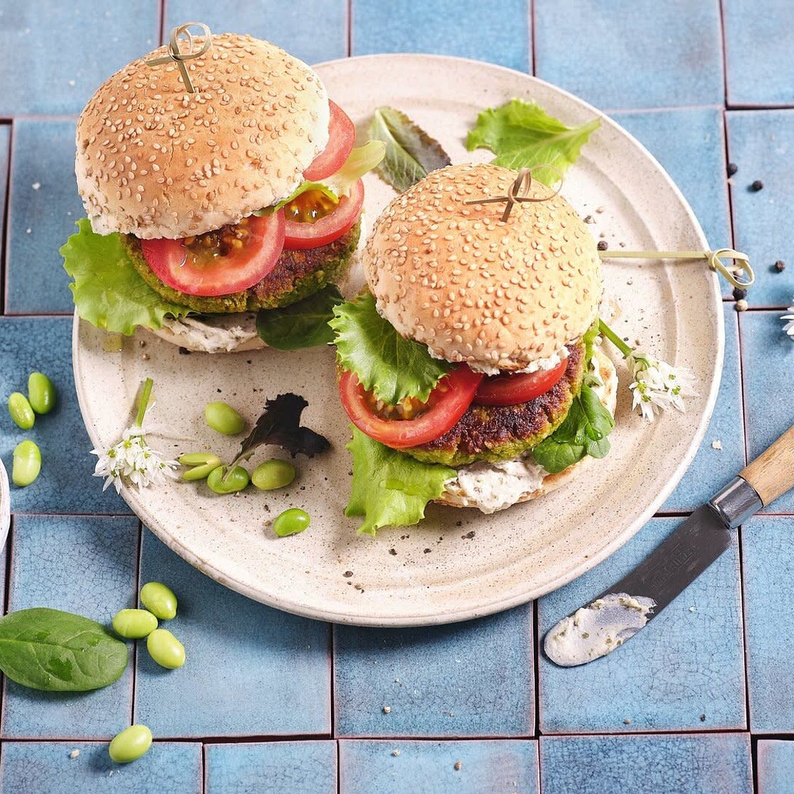 High-Protein Burger mit Ofen-Pommes und proteinreichem Vollkorn-Burgerbrötchen