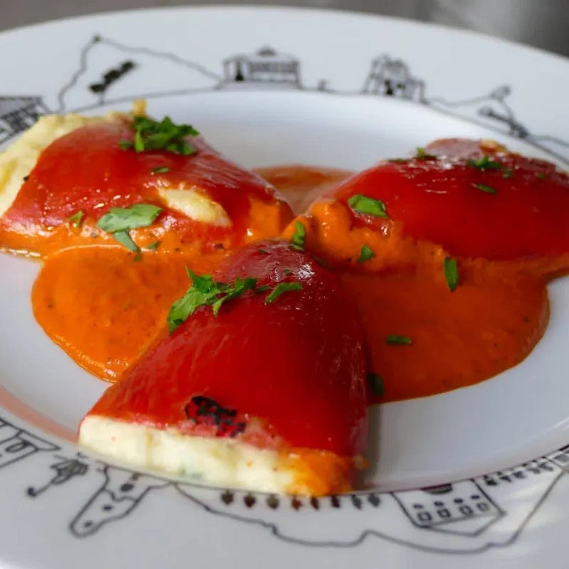 Piquillos farcis à la brandade de morue, coulis de piquillos