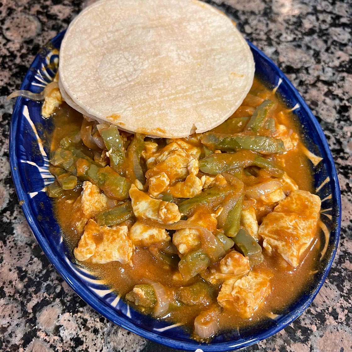 HUEVO Y NOPALES EN SALSA ROJA 
