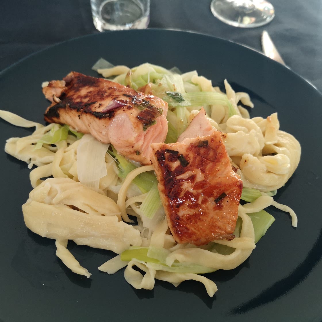 Saumon au sirop d'érable et tagliatelles de poireaux