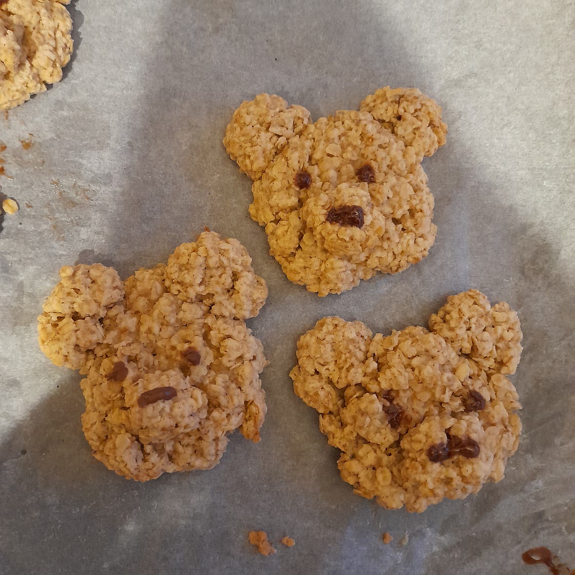 Oatmeal vegan bear cookies