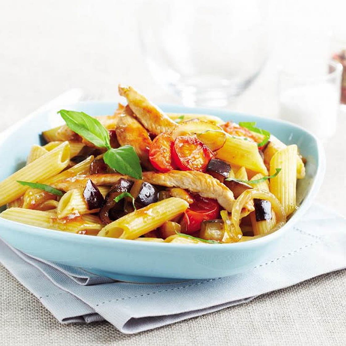 Poêlée de penne au poulet et petits légumes 