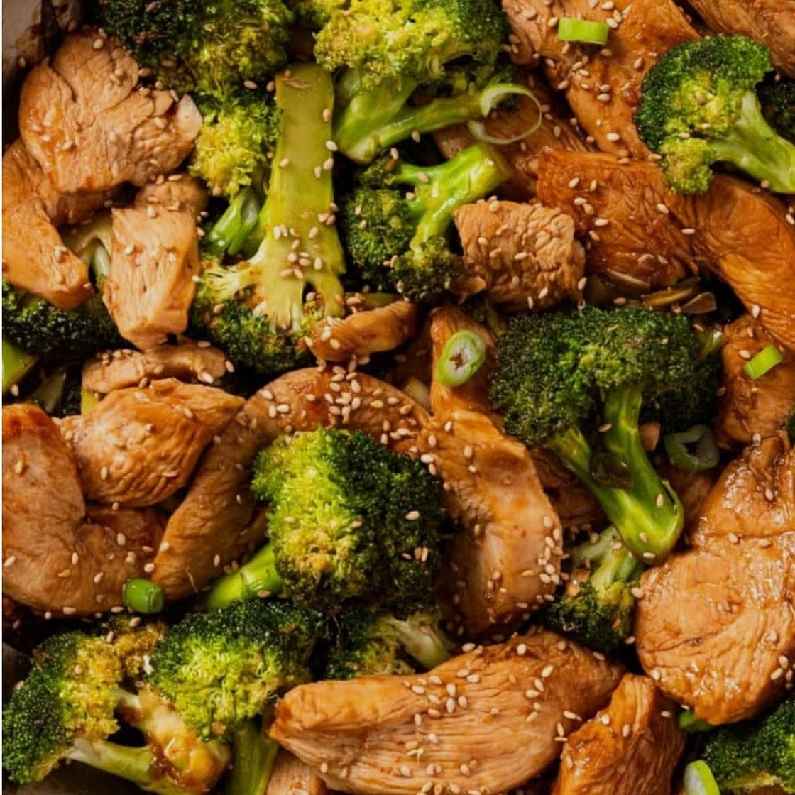 Sesame Chicken & Broccoli with Coconut Lime Rice - Wyse Guide