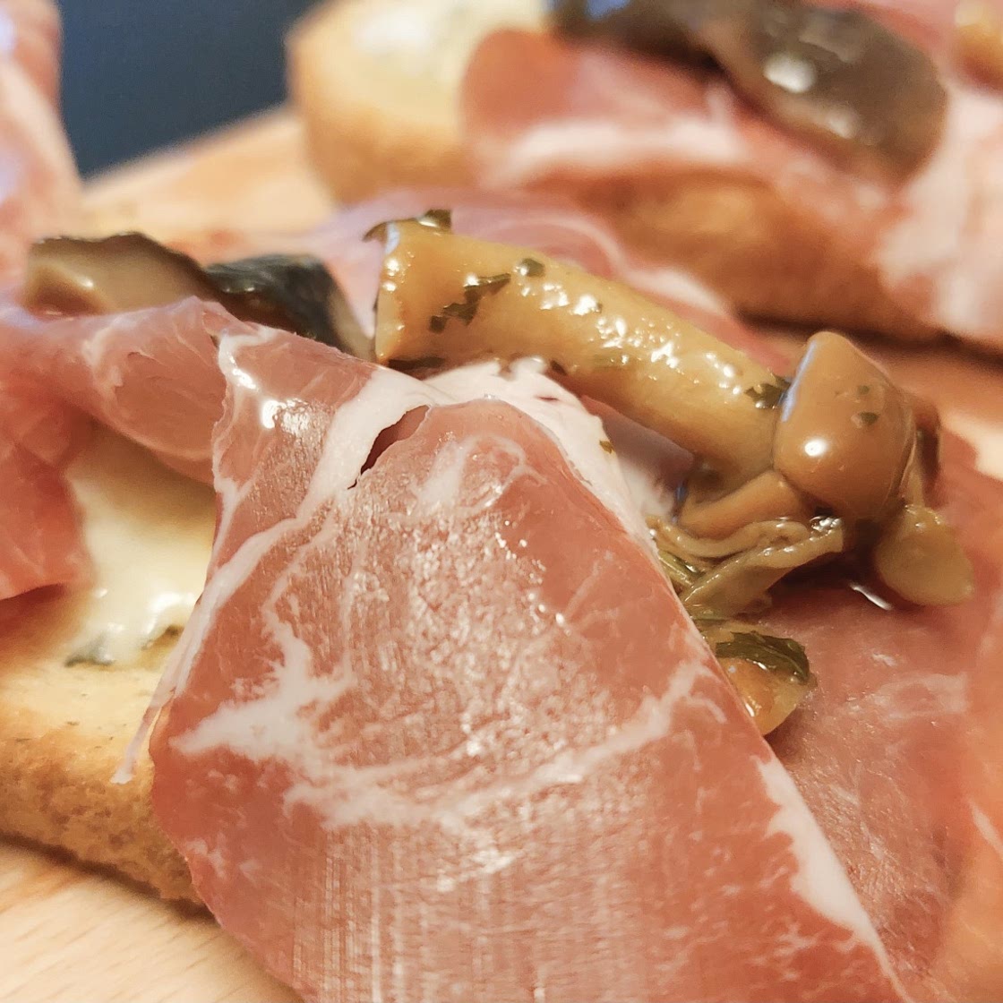 Bruschette - Mozzarella, gorgonzola, coppa and mushrooms
