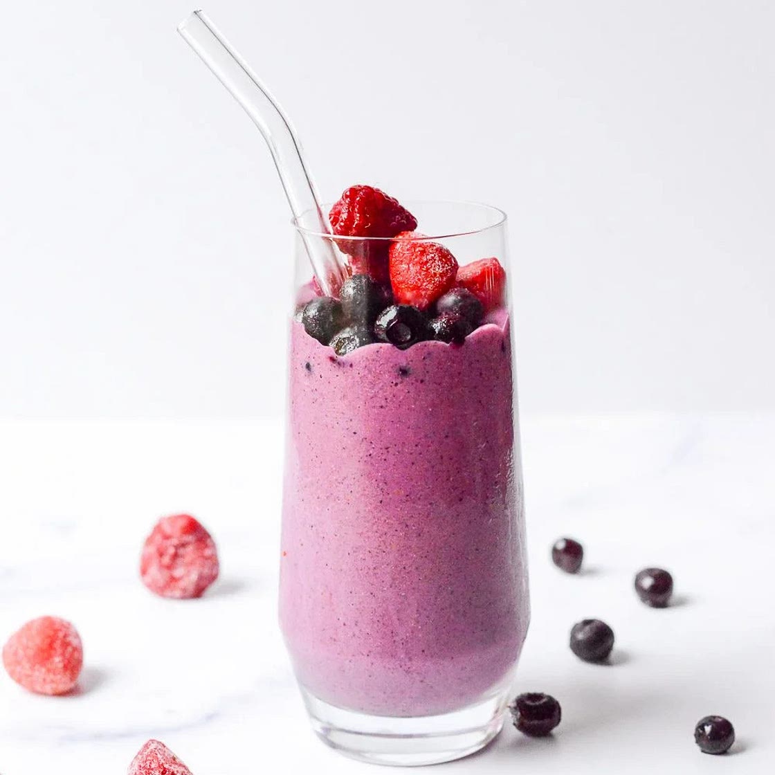 Proteinreicher Masse-Smoothie mit Haferflocken, Beeren und Nüssen