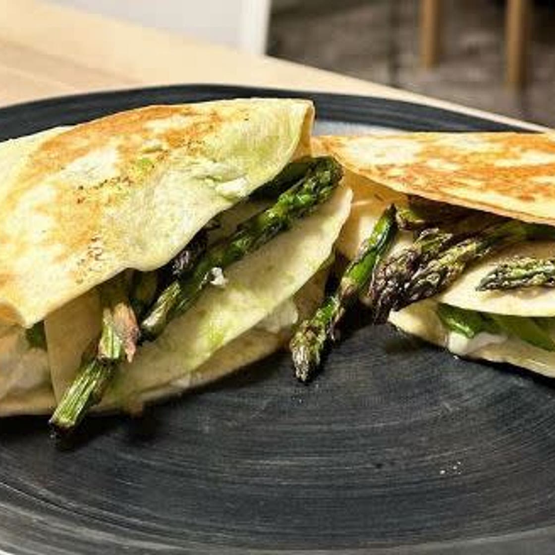 tortita viral con trigueros, pavo, queso fresco y aguacate.