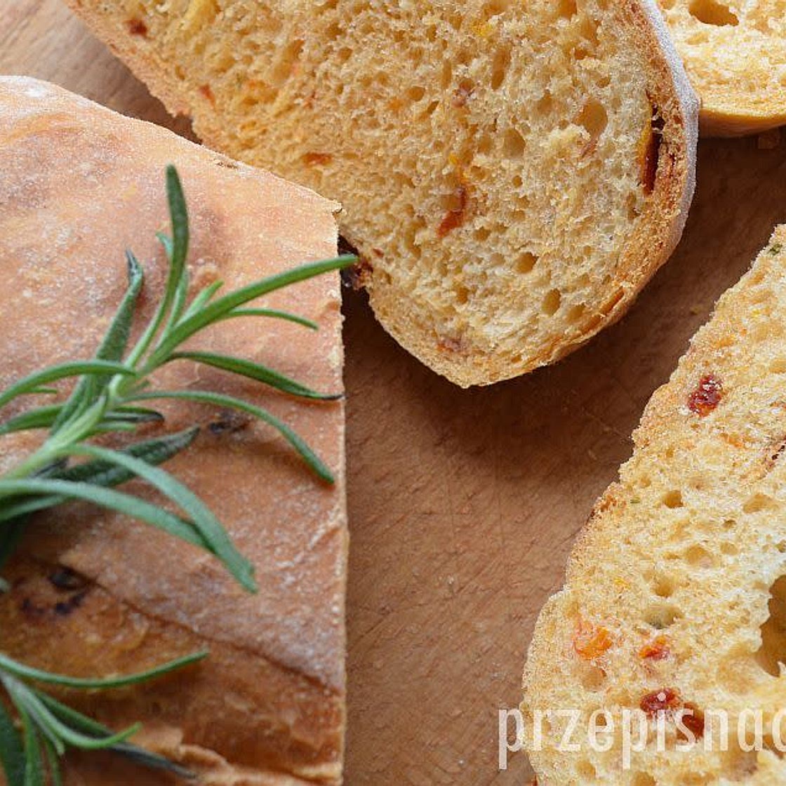 Chleb z rozmarynem i pomidorami
