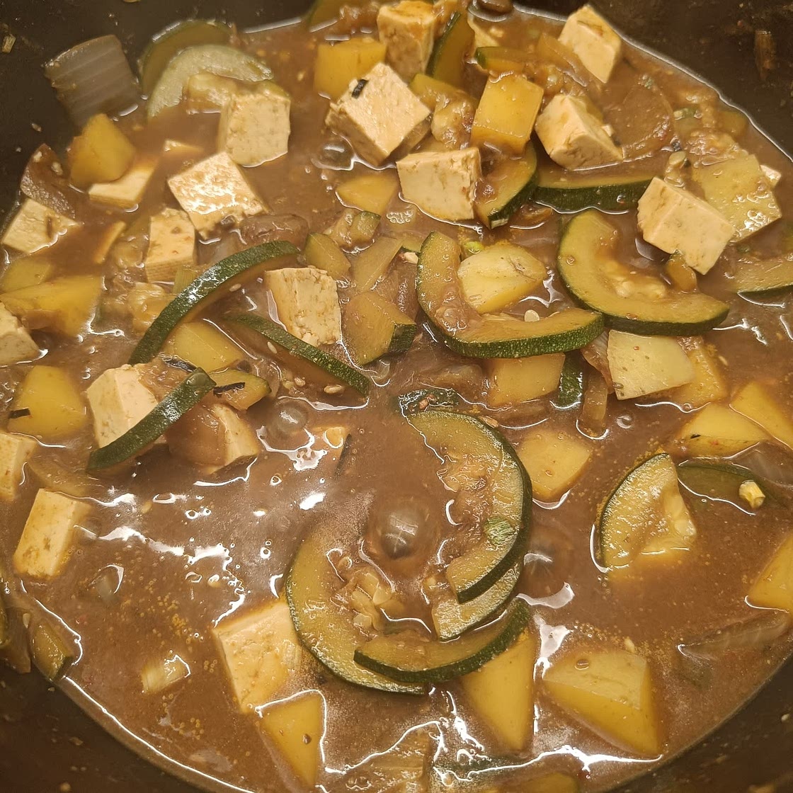 Soybean paste stew with beef (Sogogi doenjang-jjigae: 소고기 된장찌개)