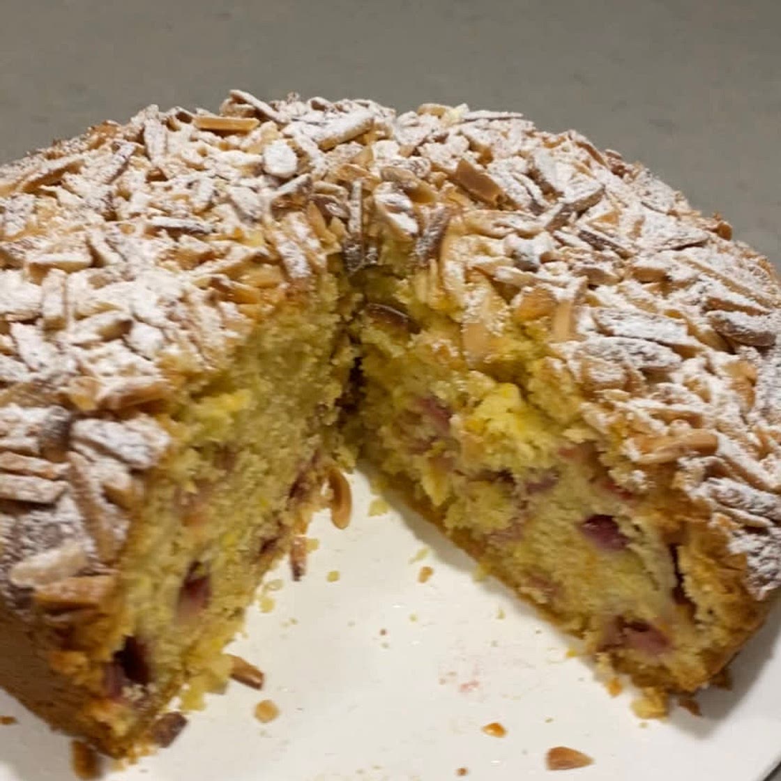 strawberry almond cake 🍓