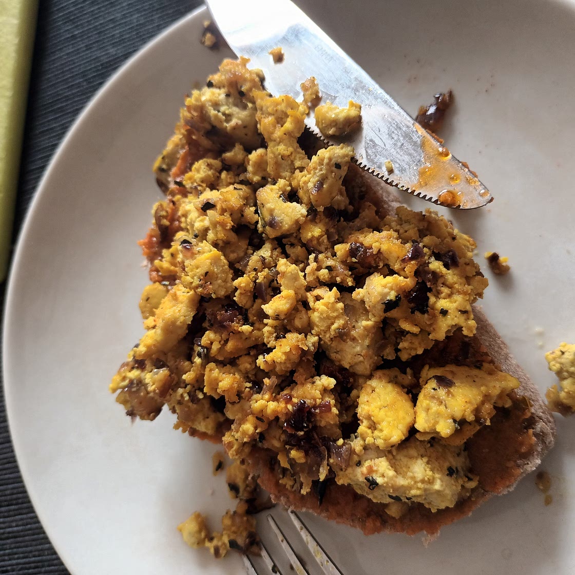 Ninnas tofu scramble m. pesto på brød