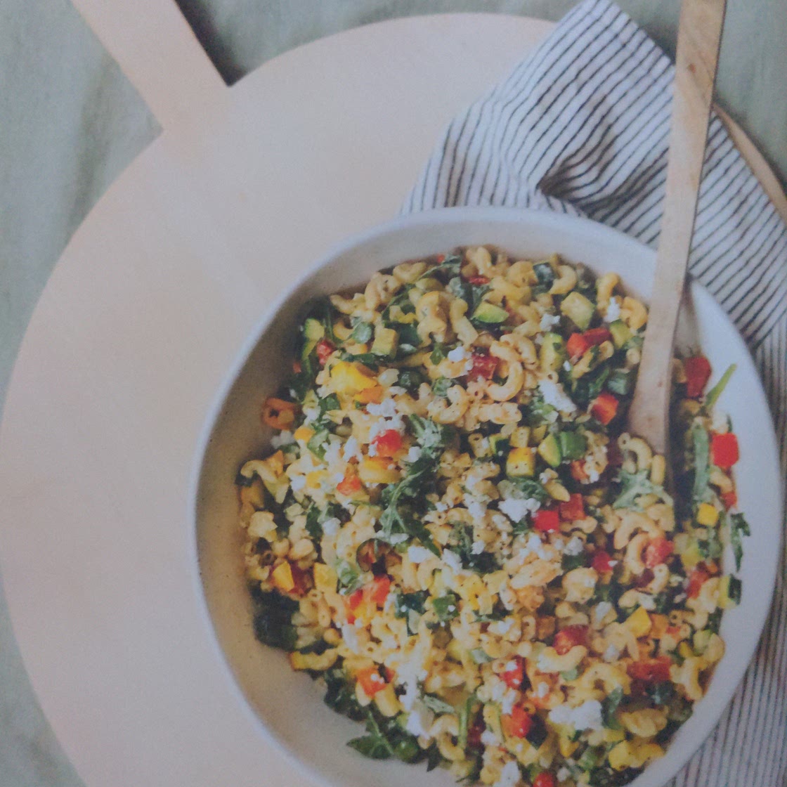 Salade de macaronis aux légumes grillés et au féta & sauce à la crème