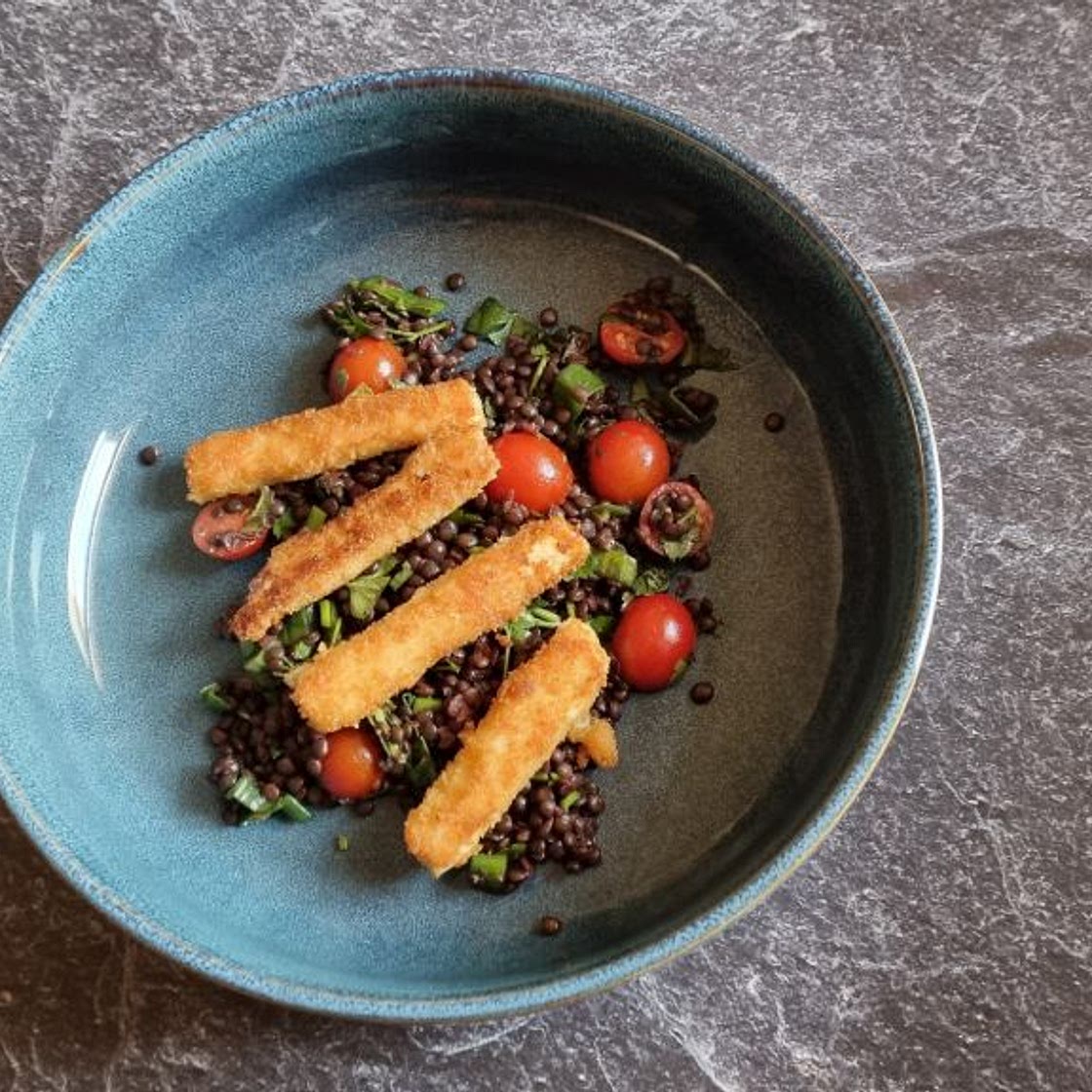 Feta-Sticks mit Linsensalat