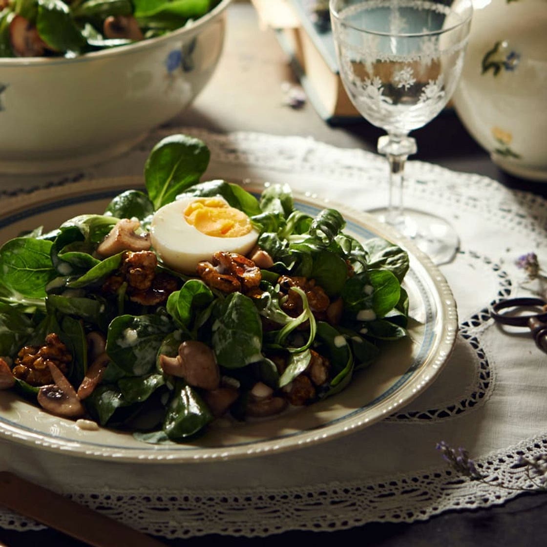 Salat mit Nüssen, Champignons und Ei