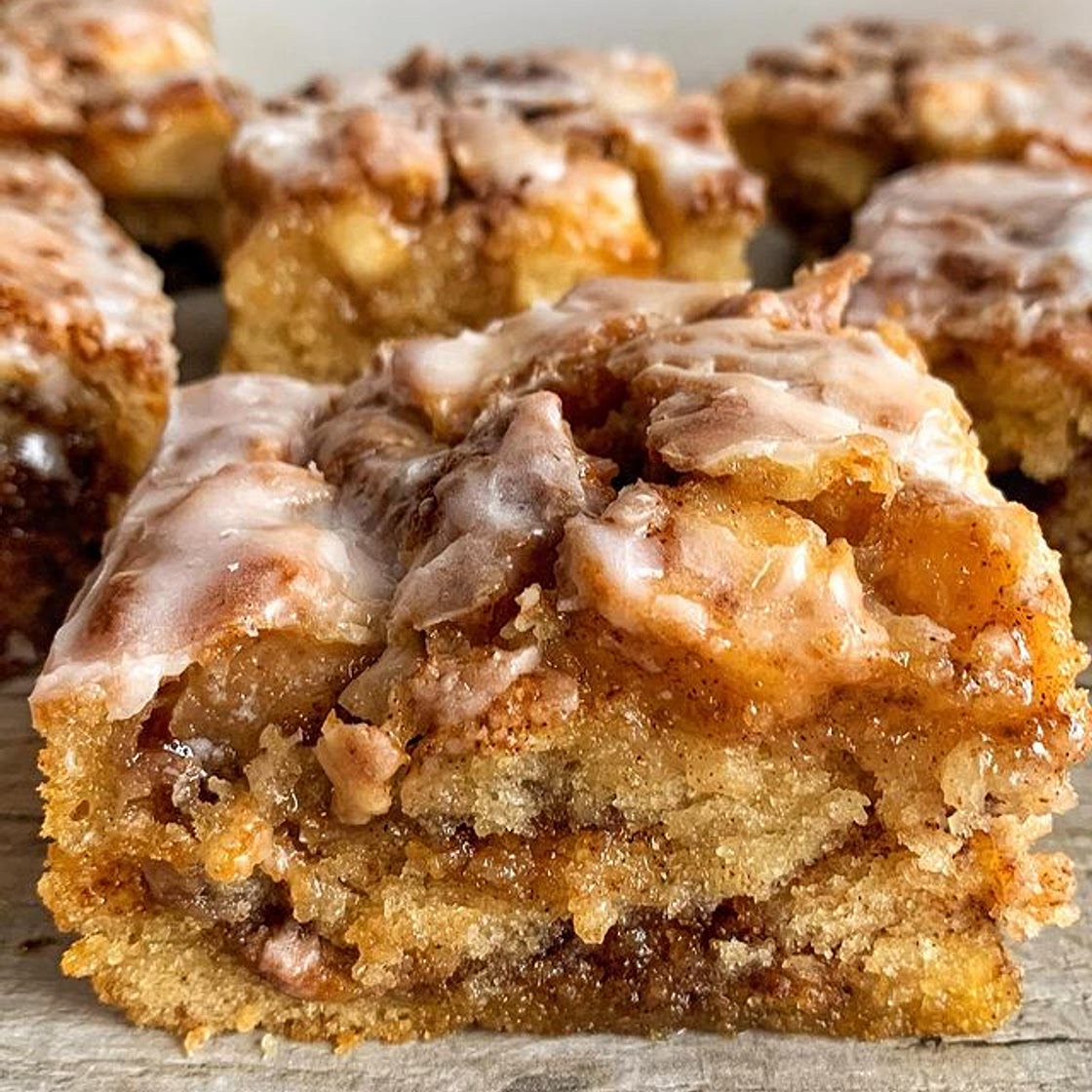CINNAMON ROLL APPLE CAKE 😍