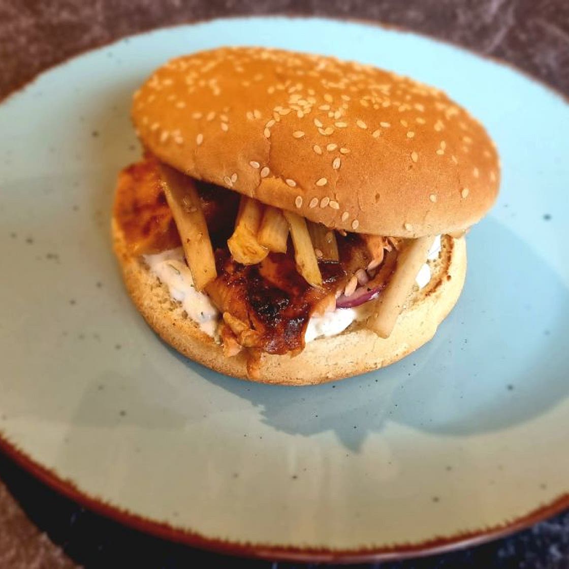 Teriyaki-Lachs-Burger mit Spargel