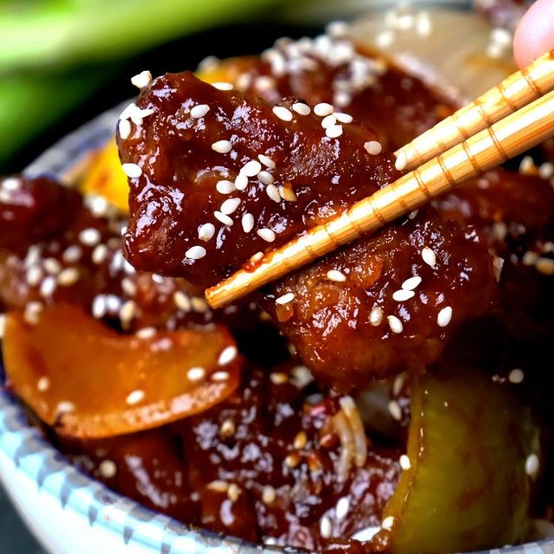 Crispy Beijing Beef 🔥🔥 A simple takeaway dish that is UNREAL SAVE this recipe for later 🙏🙏 Here’s your shopping list: 300g of frying beef steak - cut into 4cm pieces. A pinch of salt. 1/2 tsp of Chinese five spice 1/2 tsp of baking powder. 1 egg. 90g o
