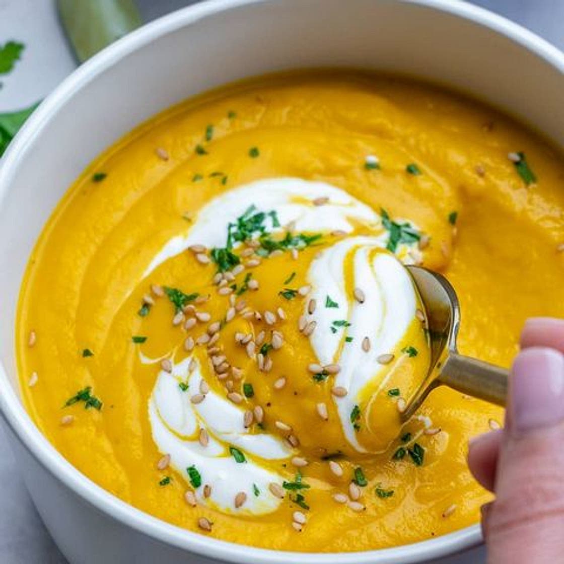 Roasted Carrot Ginger Soup 🥕🧄🌱