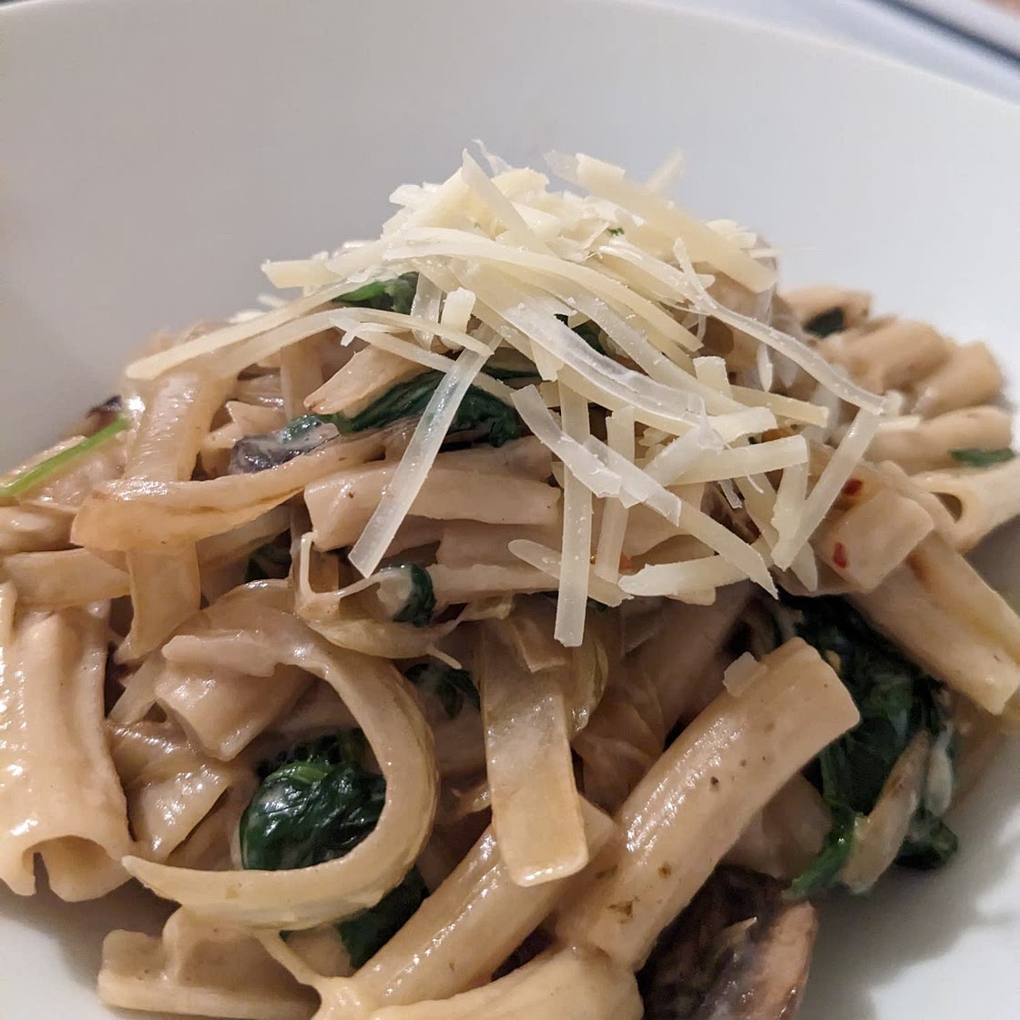 One-Pot Garlic Parmesan Pasta with Spinach and Mushrooms