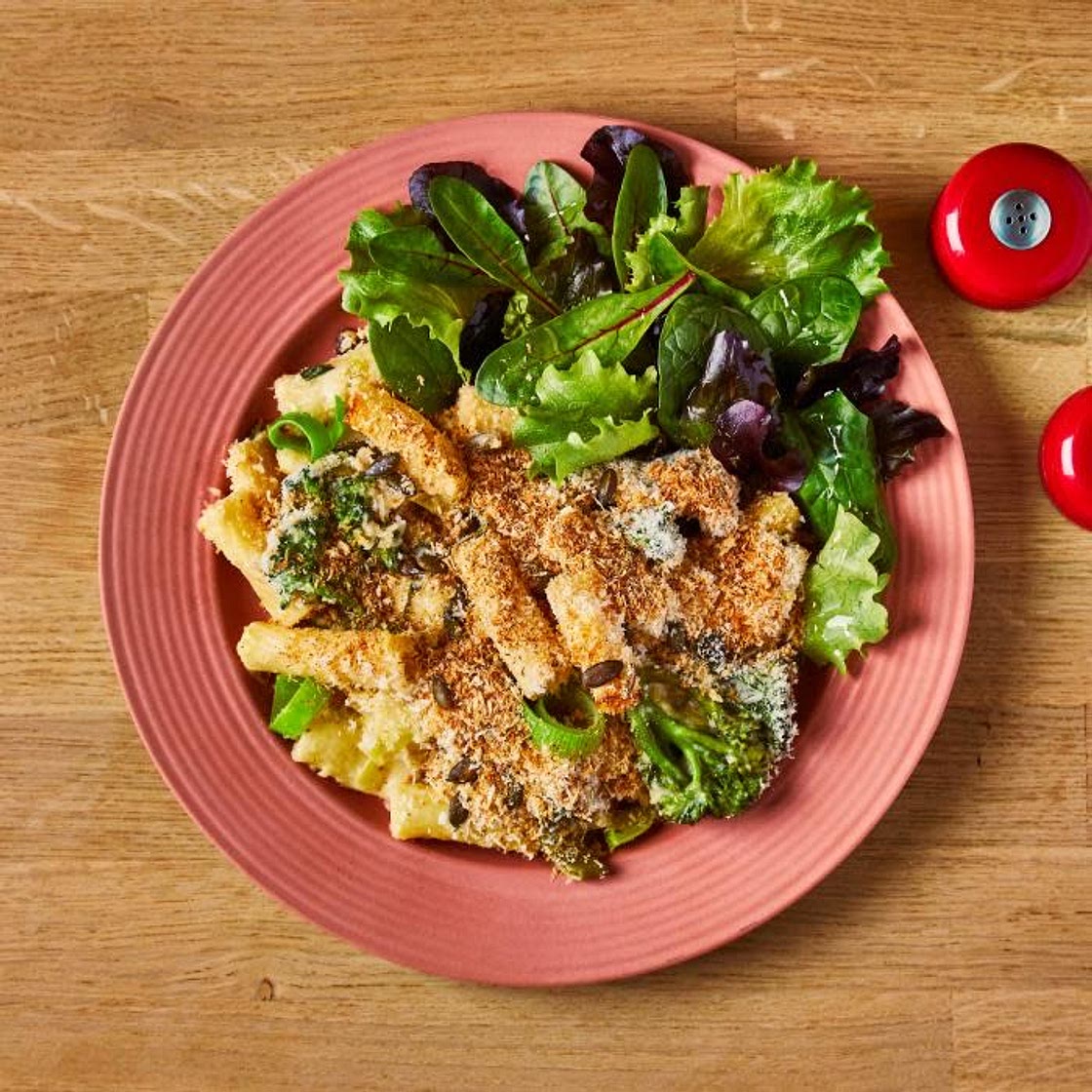 Cheesy broccoli pasta bake