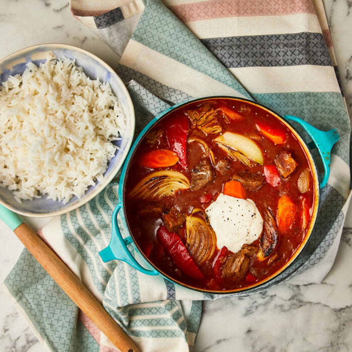 Oven-baked beef goulash with rice and soured cream