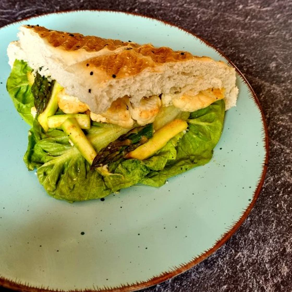 Fladenbrot mit grünem Spargel und Hummus