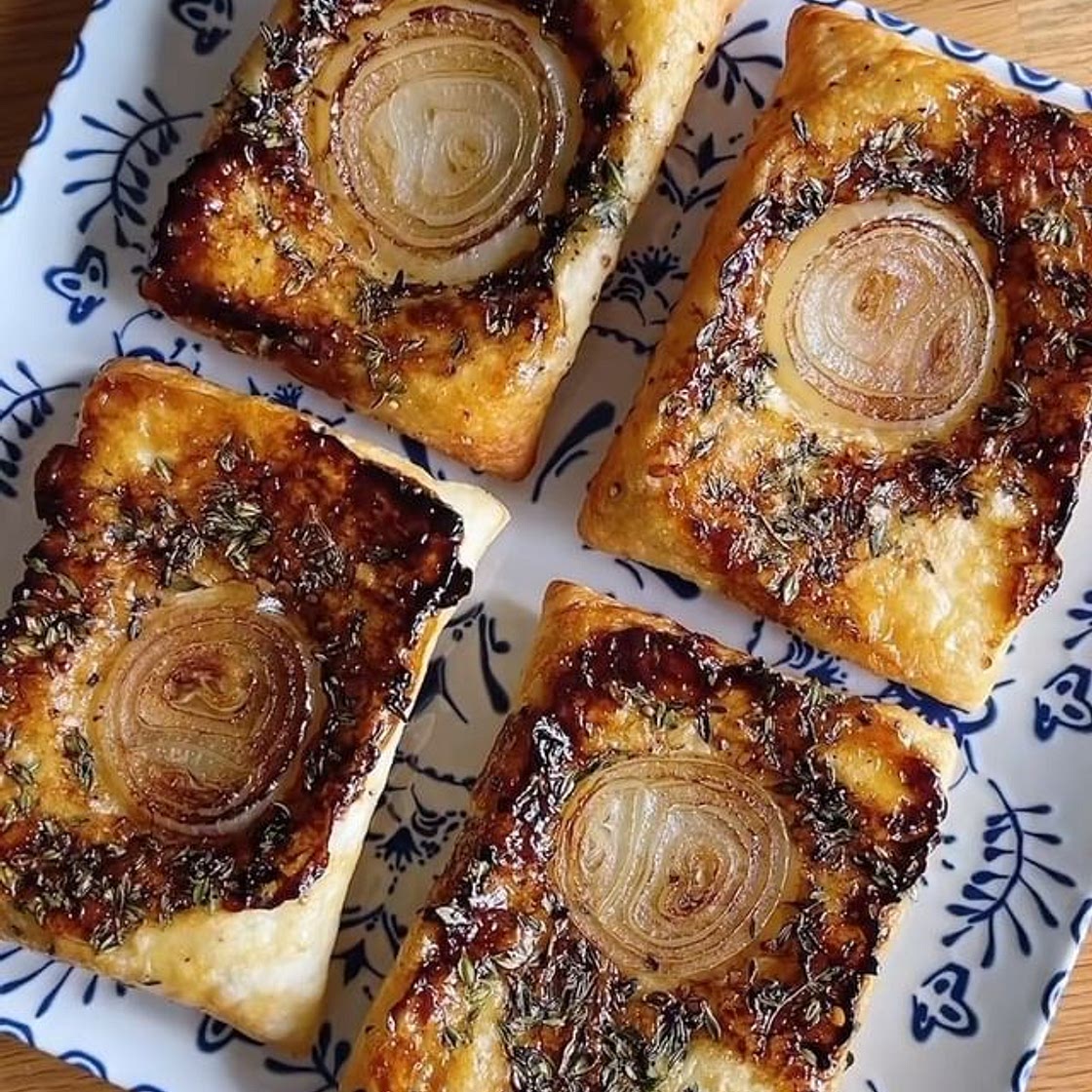 ๐ง
๐ฟ Balsamic Thyme and Onion Savory Puff Pastries
