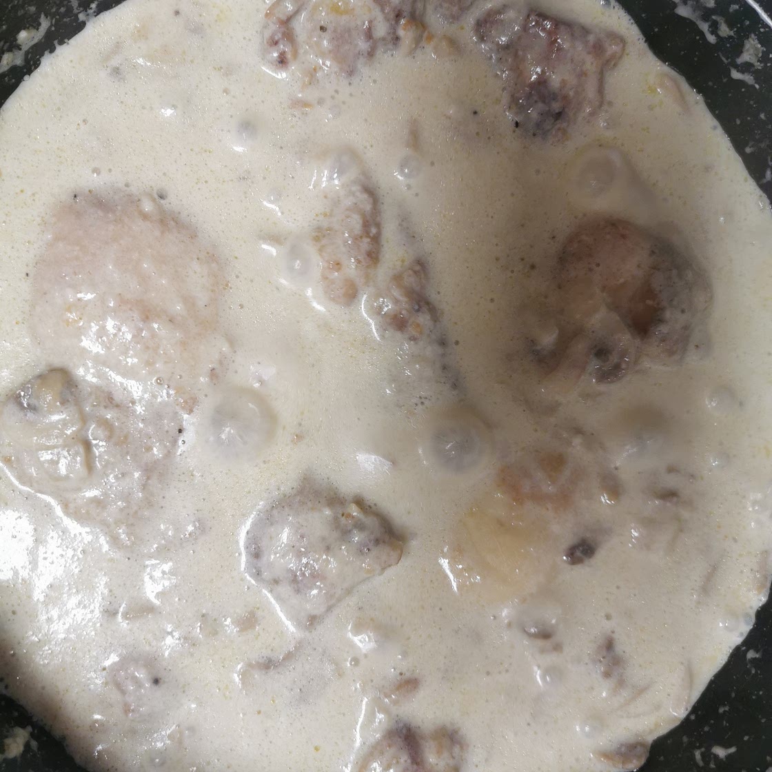 Pollo en salsa de almendras