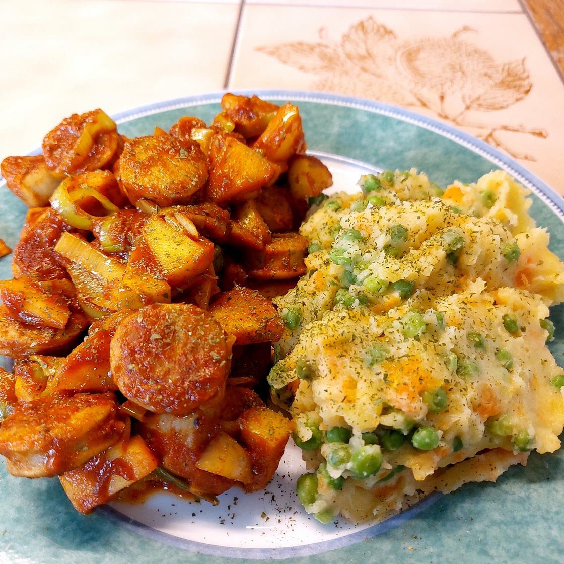 Currywurst-Apfel-Ragout mit Kartoffelpüree