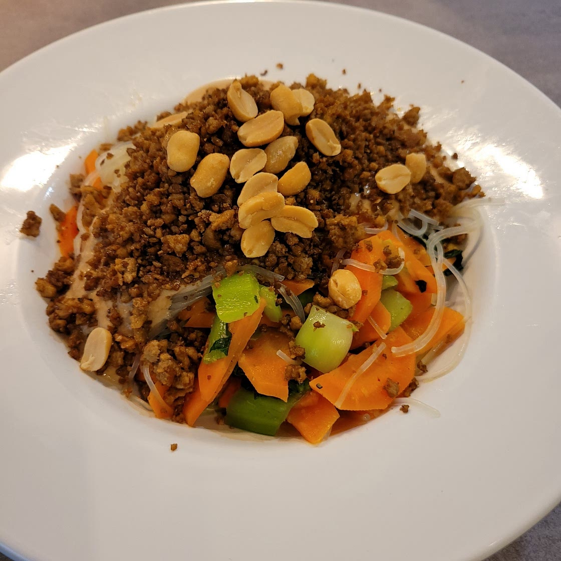 Satay-Tofu-Hack auf Glasnudelsalat mit Pak Choi