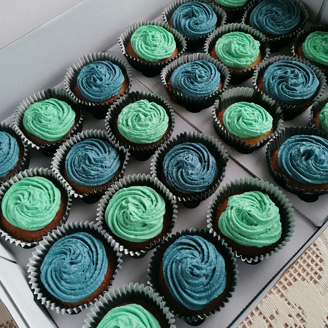 Vanilla Cupcakes with Vanilla Buttercream Icing