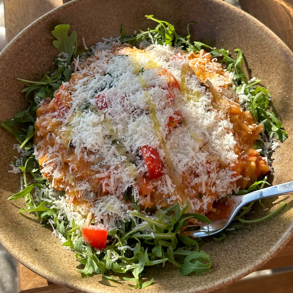 Tomatenrisotto met basilicum en zonnebloempitten