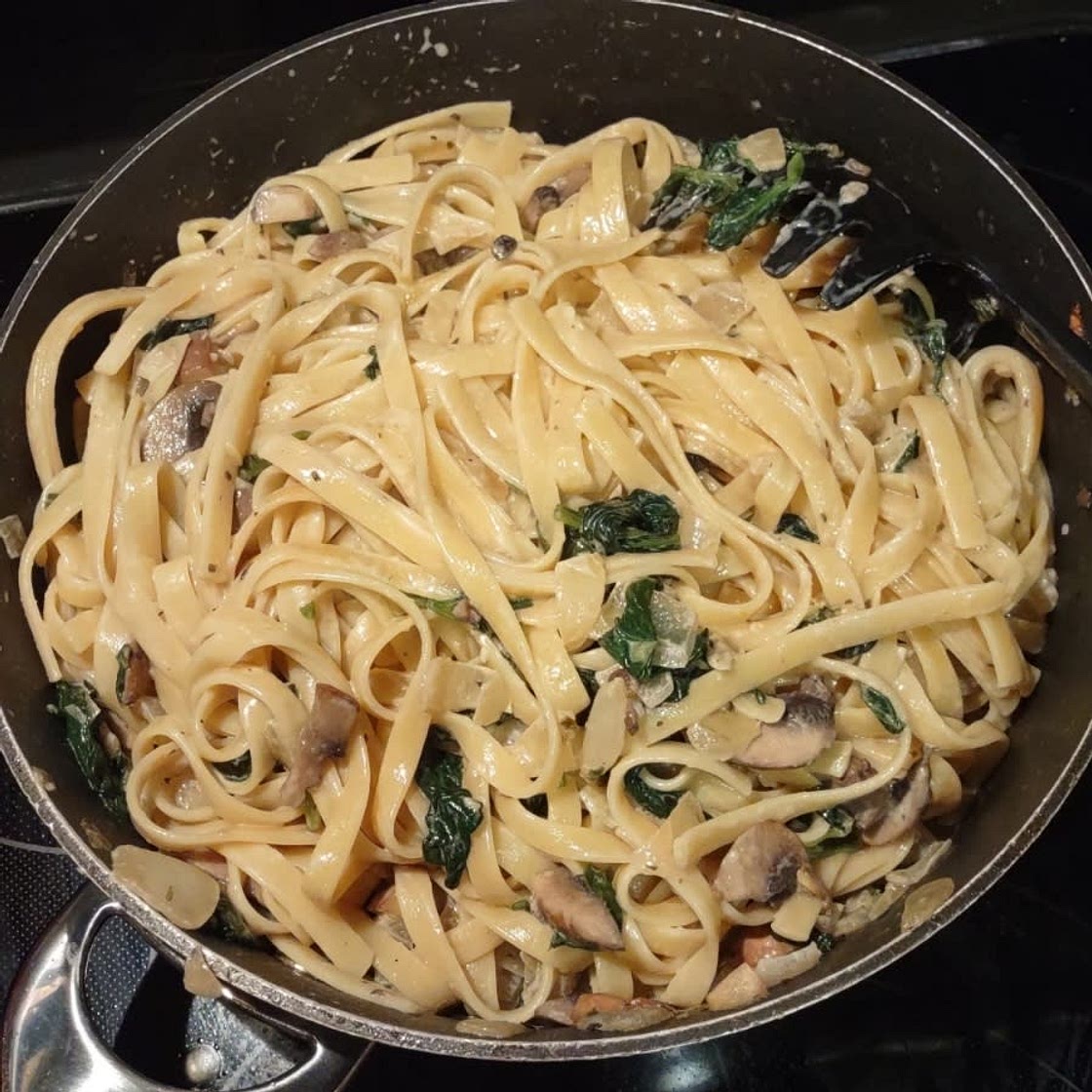 One-Pot Garlic Parmesan Pasta with Spinach and Mushrooms