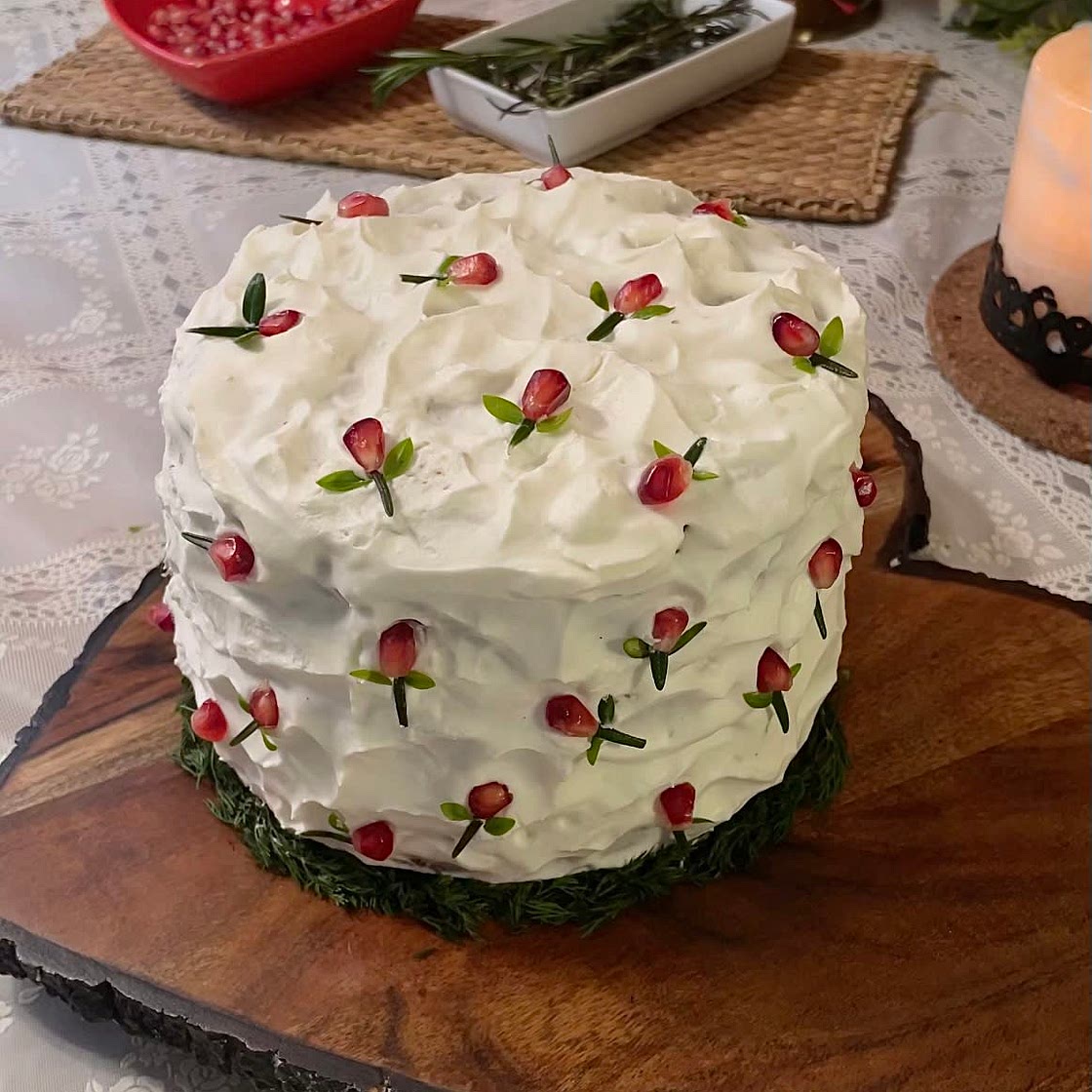 6” strawberry rose cake 🍓🖤