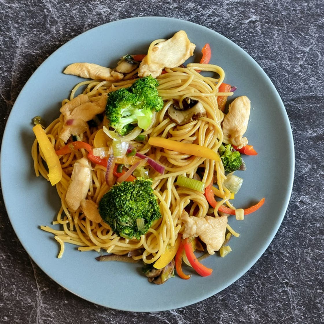 Asia-Pfanne mit Brokkoli, Nudeln u0026amp; Hähnchen